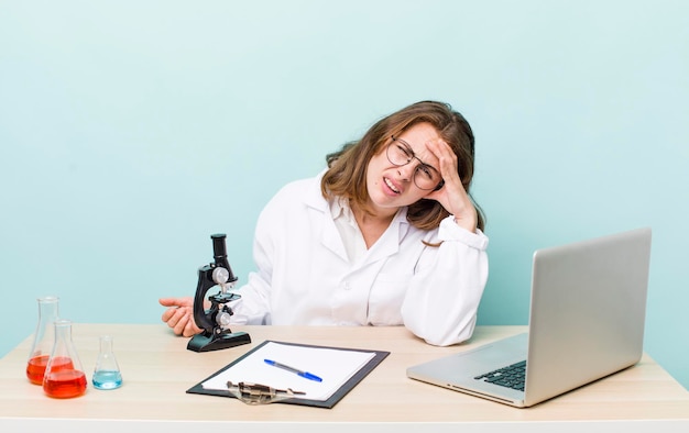 médecine ou science jolie étudiante