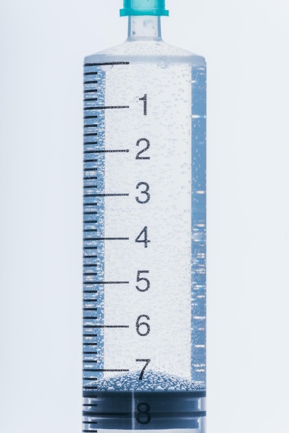 Médecine Vaccin par injection et concept de médicament à seringue jetable Flacon stérile Aiguille de seringue médicale Macro gros plan Flacon d'ampoule médicale en verre pour injection Bouteilles ampoule avec bouchon en aluminium