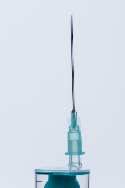 Médecine Vaccin par injection et seringue jetable concept de médicament isolé Flacon stérile médical Aiguille de seringue médicale Macro gros plan sur fond gris
