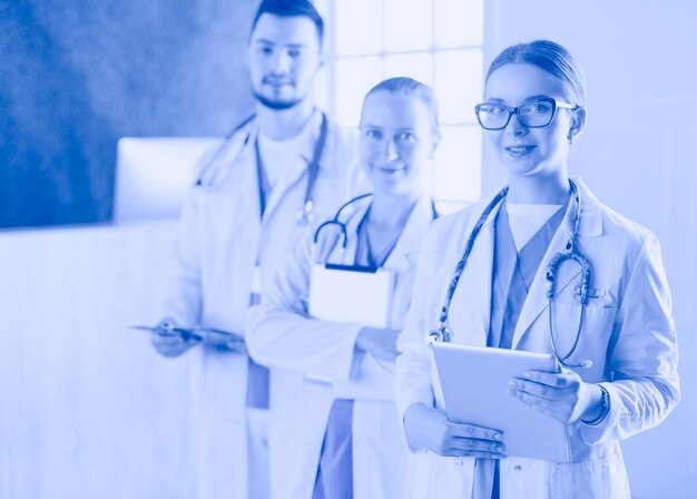 Médecins à l'aide d'une tablette à l'hôpital standing in office