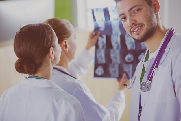 Médecins analysant la photographie radiographique à l'hôpital