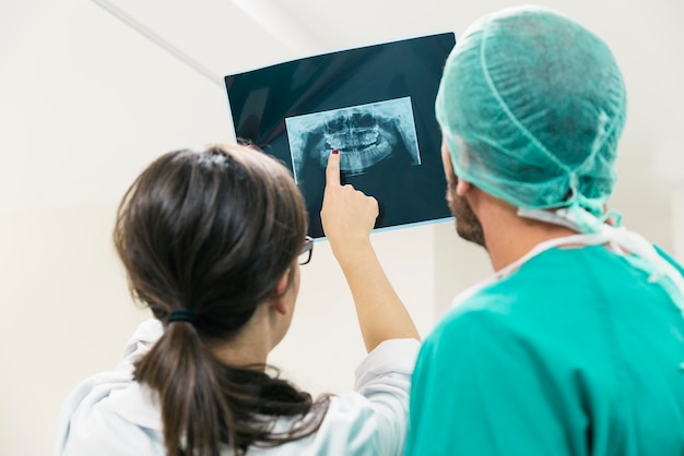Des médecins analysent une radiographie.