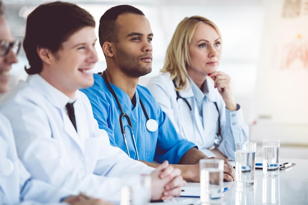 Médecins à la conférence