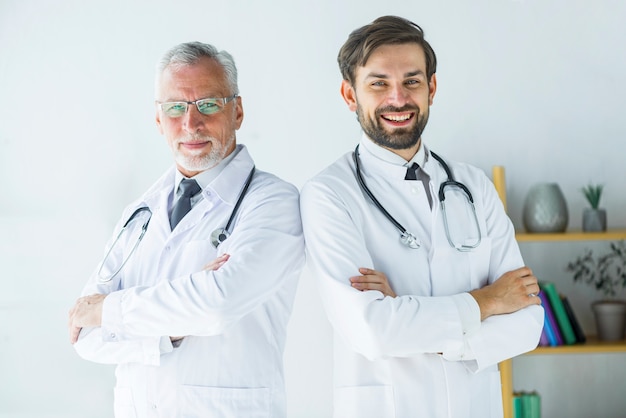 Médecins confiants au bureau