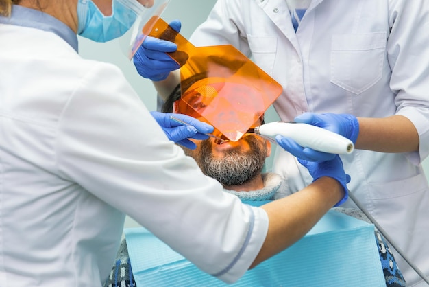 Les médecins dentistes au travail