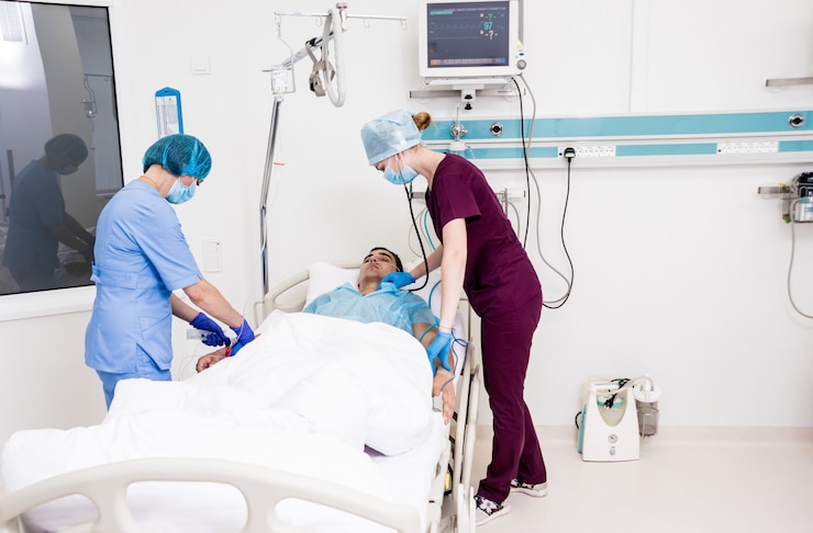 Photo les médecins donnent la réanimation à un patient de sexe masculin dans la salle d'urgence. massage cardiaque