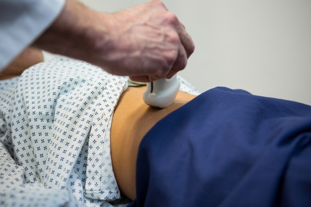 Médecins effectuant une échographie doppler sur un patient