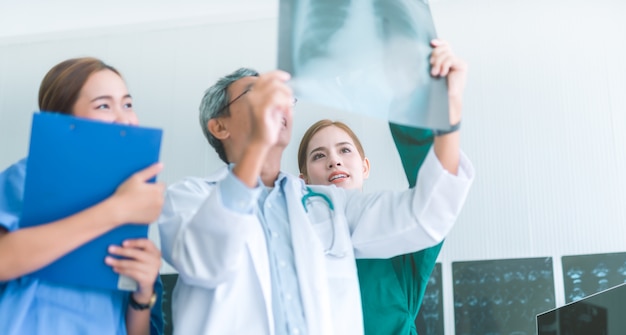 Photo des médecins examinant des rayons x dans un hôpital