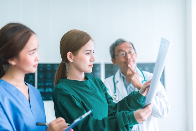 Photo des médecins examinant des rayons x dans un hôpital