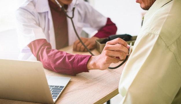 Les médecins examinent la santé des patients dans les hôpitaux, les diagnostics, les soins de santé, les services médicaux - Image