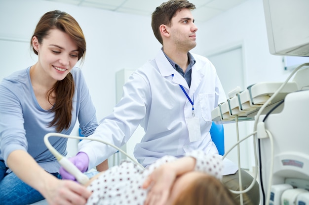 Médecins, examiner, petit patient