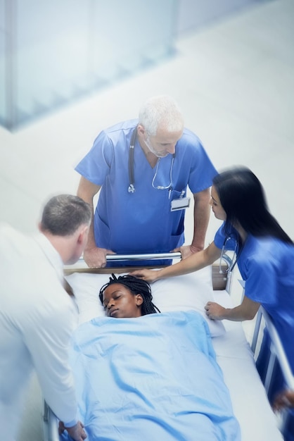 Les médecins, les femmes et les patients se précipitent pour une chirurgie d'urgence en cas d'accident ou de blessure, de traumatisme et d'urgence pour un état critique. Le personnel médical ou l'équipe se précipite et se dépêche pour les soins de réanimation et le théâtre.