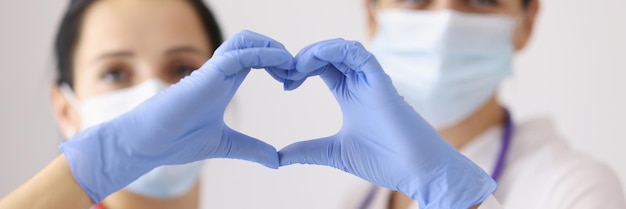 Médecins formant coeur avec les mains