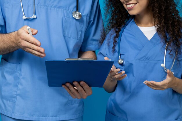 Médecins hommes et femmes en uniforme bleu