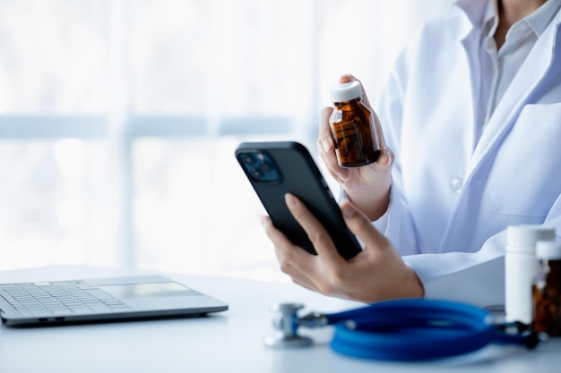 Les médecins impriment des rapports sur des smartphones dans la salle médicale de l'hôpital traitant des maladies de spécialistes et fournissant un traitement ciblé Concepts de traitement médical et de spécialistes