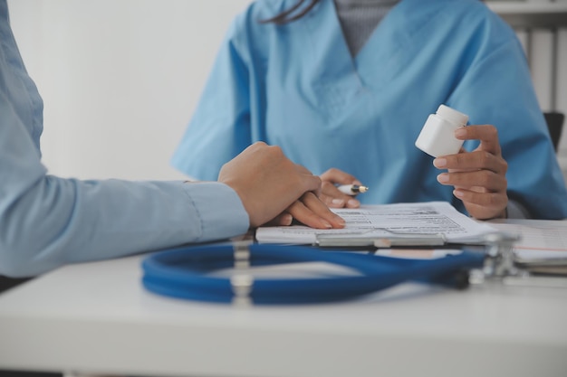 Photo médecins infirmière ou ordinateur portable en travail d'équipe de nuit recherche médicale ou planification chirurgicale dans un hôpital de bien-être parler de la réflexion ou des soins de santé aux femmes sur la technologie pour une aide à la collaboration ou une application d'assurance-vie