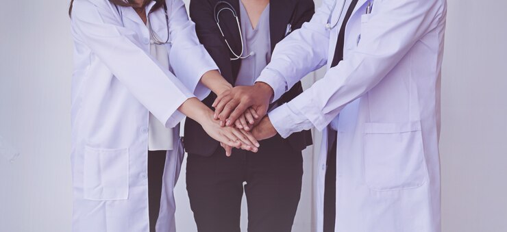 Les médecins et les infirmières coordonnent les mains. Concept d'équipe