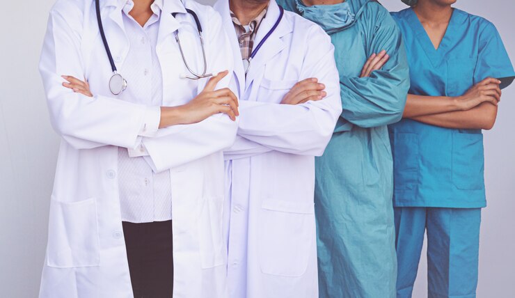 Les médecins et les infirmières coordonnent les mains. Concept d'équipe