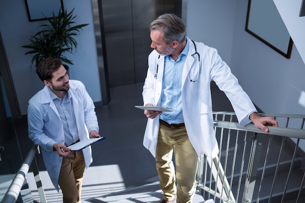 Les médecins interagissent les uns avec les autres dans l'escalier