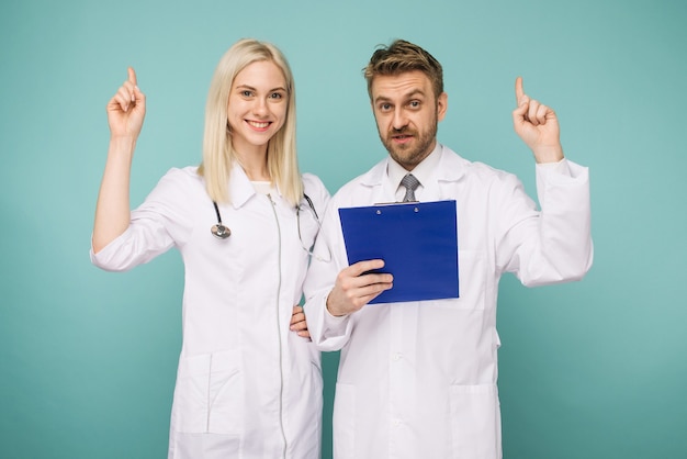 Médecins masculins et féminins sympathiques. Bonne équipe médicale de médecins.