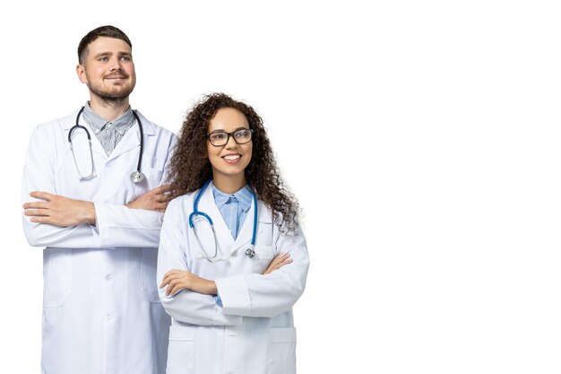 Médecins masculins et féminins en uniforme blanc isolé sur fond blanc