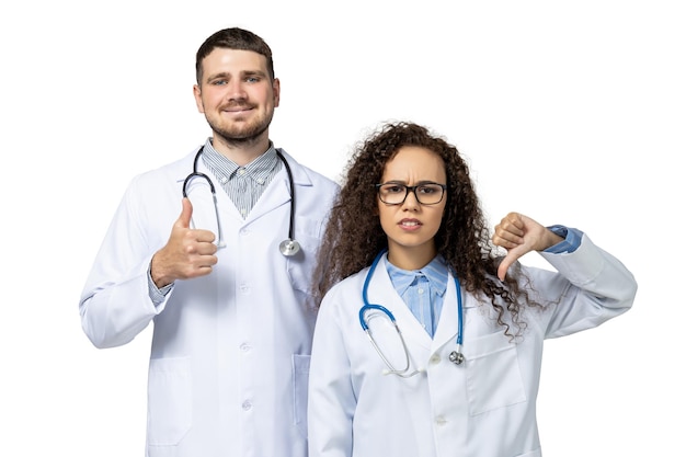 Médecins masculins et féminins en uniforme blanc isolé sur fond blanc