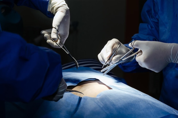 Des médecins opérant un patient à l'hôpital