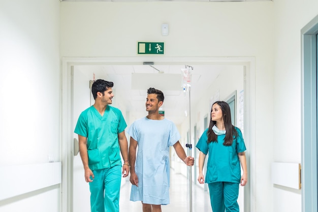 Médecins et patient dans le hall