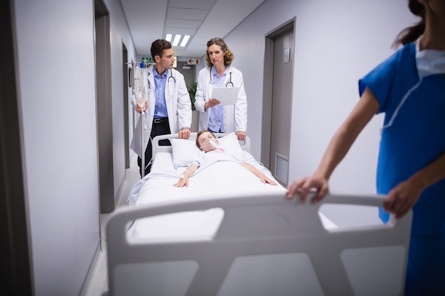 Médecins, pousser, urgence, civière, lit, couloir