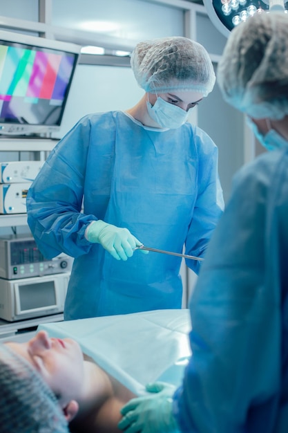 Médecins professionnels effectuant des opérations dans une salle d'opération avec un équipement moderne