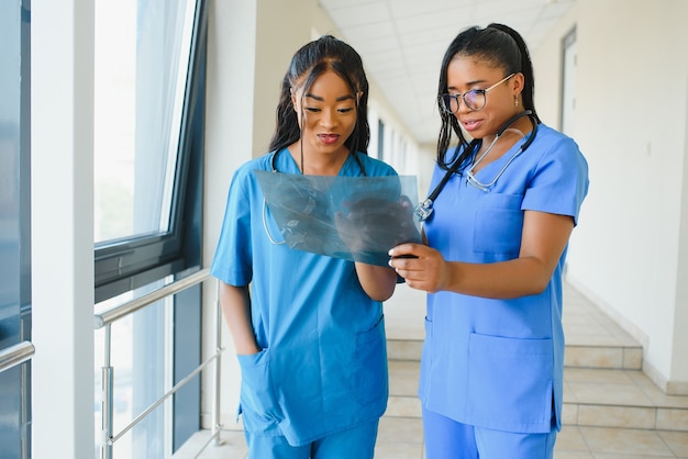 Des médecins professionnels examinent la radiographie du patient.