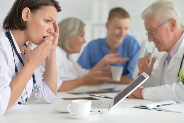 Médecins professionnels travaillant au bureau et faisant de la recherche