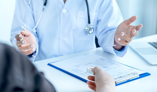 Les médecins rapportent les résultats des examens de santé pour recommander des médicaments aux patients victimes d'un accident de bras