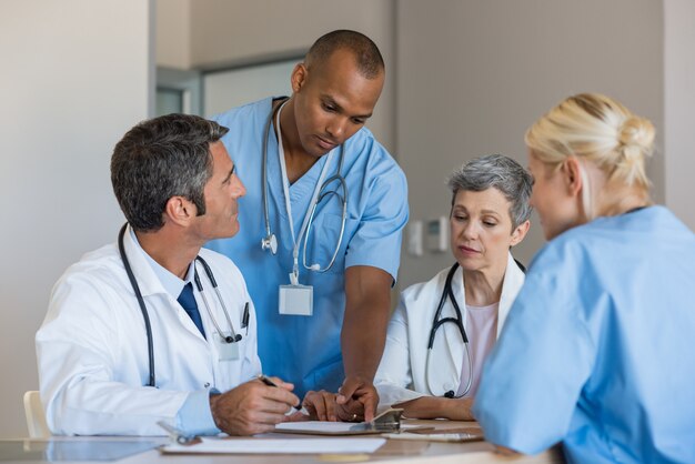 Médecins en réunion