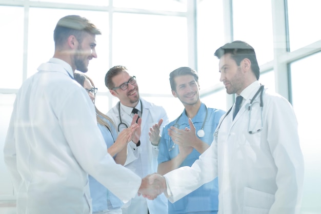 Médecins se serrant la main dans le couloir de l'hôpital