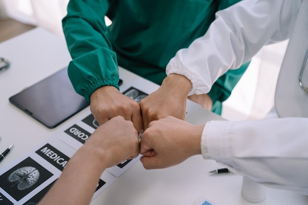 Médecins se serrant la main travaillant ensemble en équipe à l'hôpital