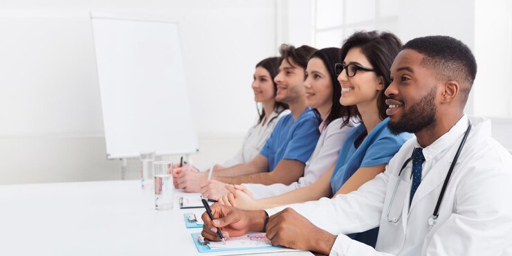 Photo des médecins et des stagiaires écoutant un professeur dans la salle de conférence.