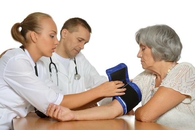 Médecins travaillant avec le patient