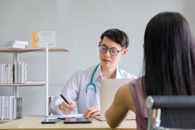 Les médecins travaillent avec des patientes