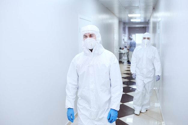 Médecins en uniformes de protection travaillant à l'hôpital pendant la pandémie de coronavirus