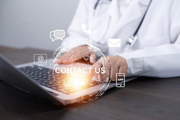 Les médecins utilisant des ordinateurs portables avec le concept de consultation médicale en ligne SOS se spécialisent dans l'assistance téléphonique pour la consultation contact secret médical Rendez-vous médical d'urgence en ligne par e-mail ou par téléphone