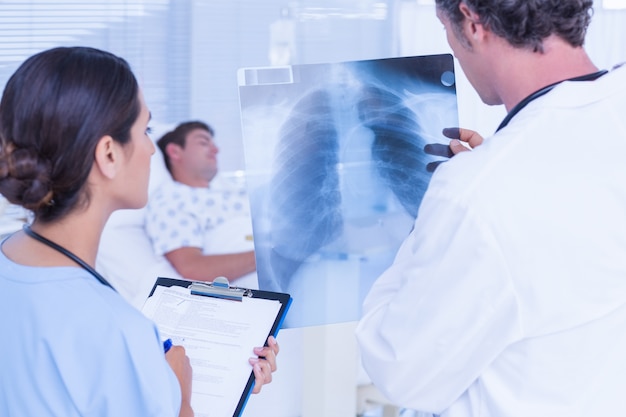 Médecins vérifiant les patients xray