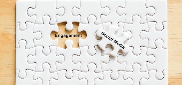 Les médias sociaux et l'engagement mot sur le fond du puzzle concept de marketing numérique