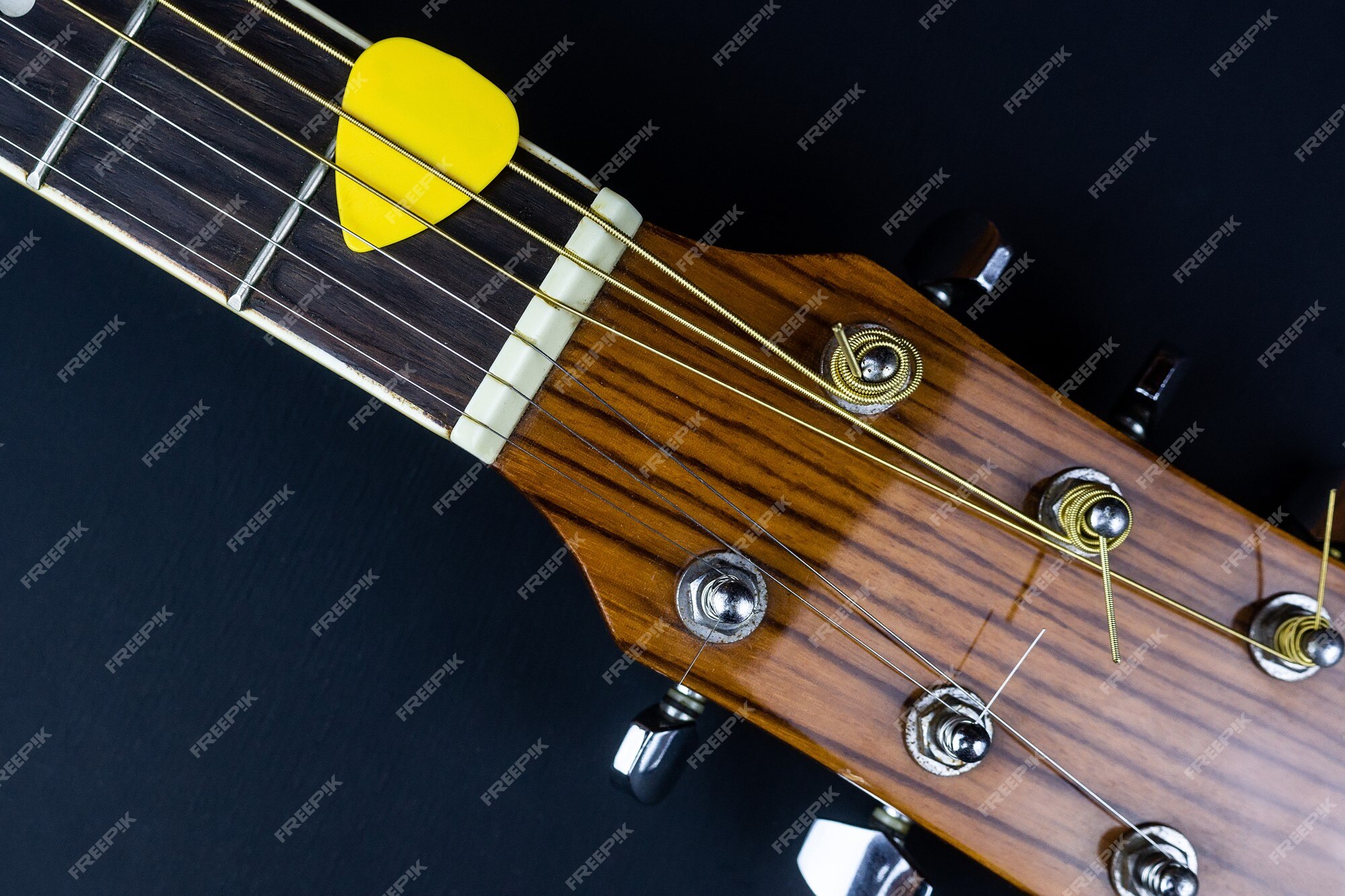 Médiator Jaune Niché Dans Des Cordes De Guitare Acoustique Dorées