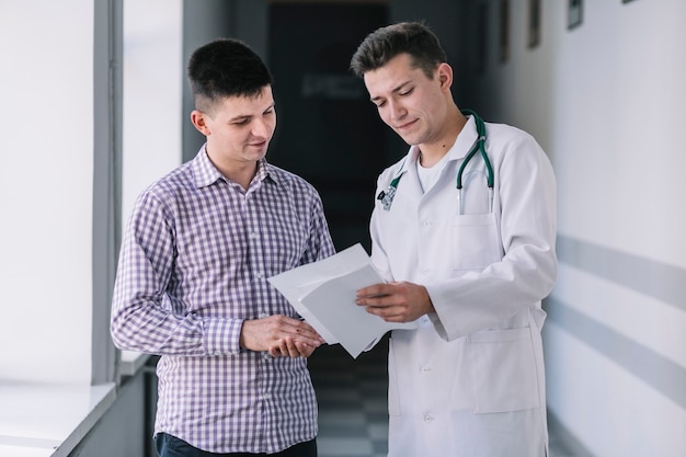 Medic montrant des papiers au patient