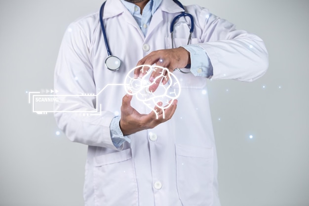 Medic montre dans les mains du cerveau