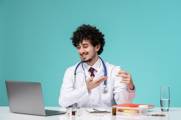 Médical en blouse de laboratoire jeune beau médecin sérieux travaillant sur ordinateur expliquant les instructions