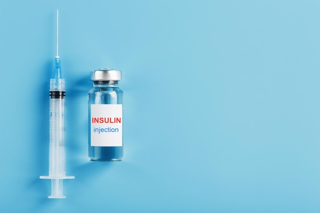 Médicament en ampoules avec aiguilles à insuline et