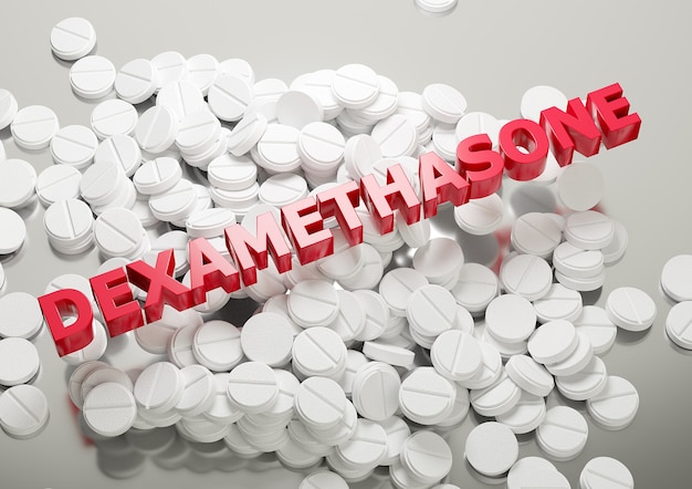 Médicament corticostéroïde DEXAMETHASONE, tas de pilules blanches avec des lettres.