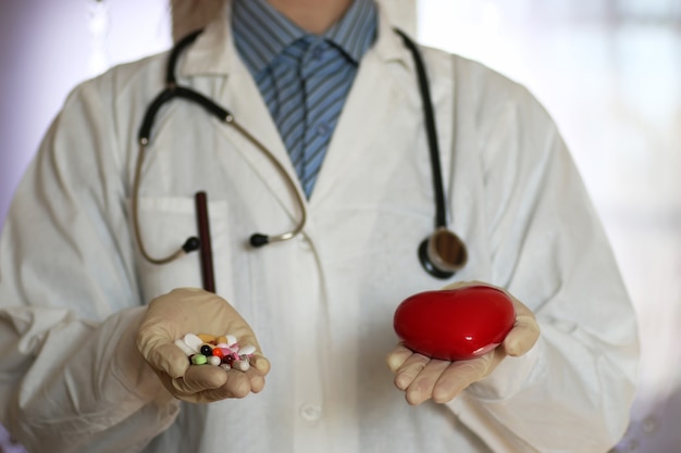 Médicaments dans la vie saine de concept de main de docteur